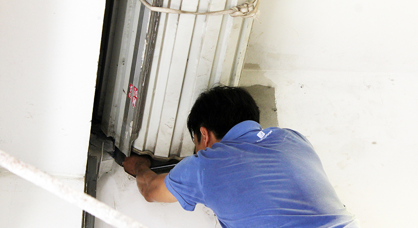 Hướng dẫn sửa cửa cuốn bị kẹt